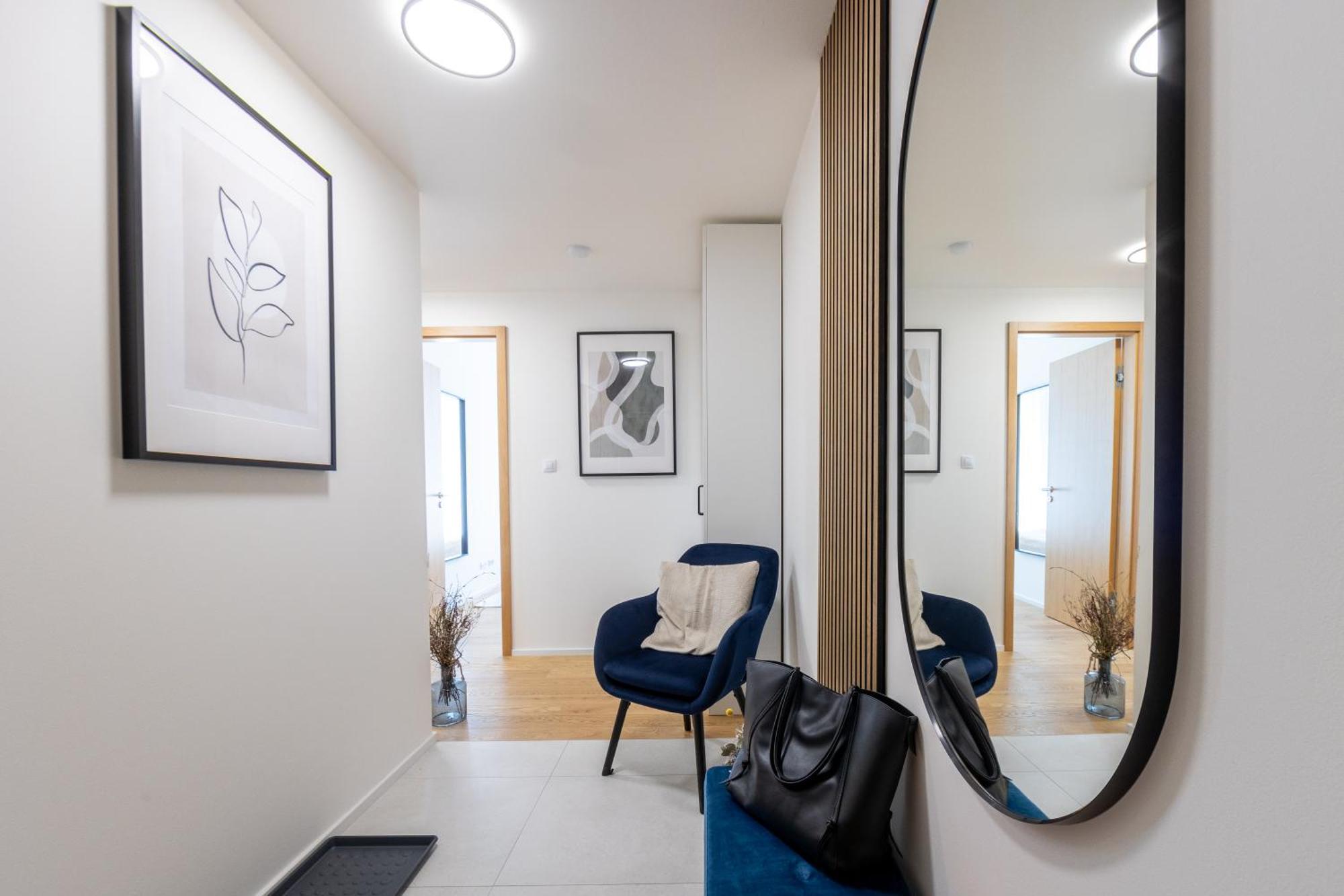 Days - 2bdr - Balcony - Garage Parking - Easy Center Access * Praag